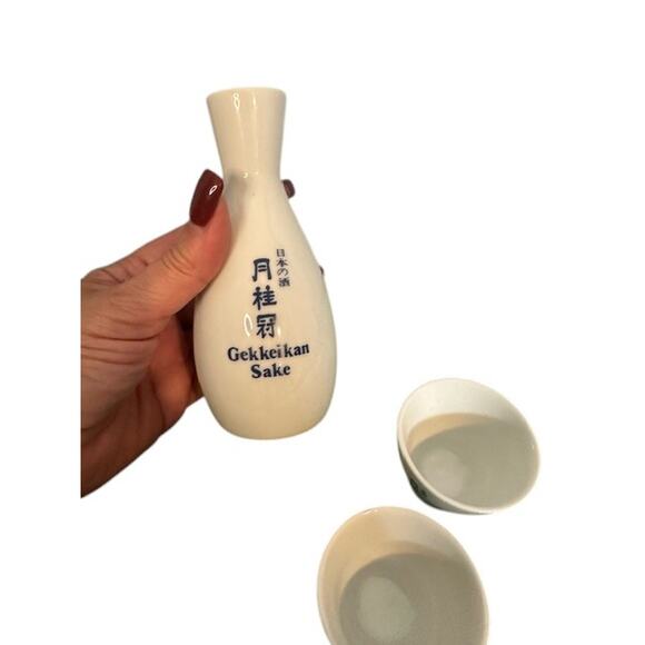 Gek Kei Kan Sake Japenese Carafe and Cups White Blue Ceramic Set - Picture 2 of 8